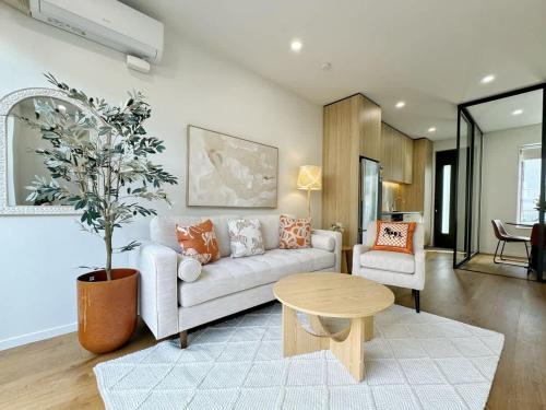 City Haven Retreat - Stylish 2BR Townhouse vs AC & Backyard, Окленд (фото 10)