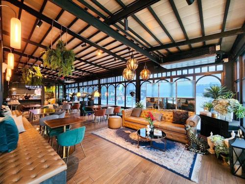 ห้องอาหาร, โรงแรมอยู่สบาย (U sabai hotel) near โรงเรียนนานาชาติโชรส์เบอรี่