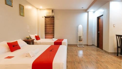 2 double beds, 1 twin bed