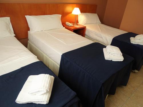 3 twin beds