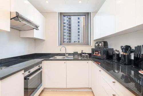 Free housekeeping visits during your stay - StayShort - Bright and Airy 1-Bedroom Apartment Perfect for 4 in Dubai Marina, Дубай (фото 2)