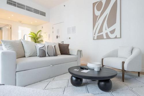 Free housekeeping visits during your stay - StayShort - Bright and Airy 1-Bedroom Apartment Perfect for 4 in Dubai Marina, Дубай (фото 3)