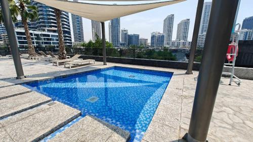 Free housekeeping visits during your stay - StayShort - Bright and Airy 1-Bedroom Apartment Perfect for 4 in Dubai Marina, Дубай (фото 4)