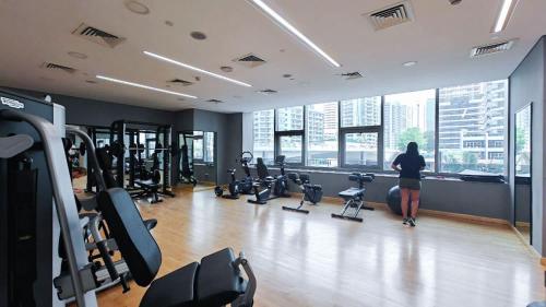Free housekeeping visits during your stay - StayShort - Bright and Airy 1-Bedroom Apartment Perfect for 4 in Dubai Marina, Дубай (фото 6)