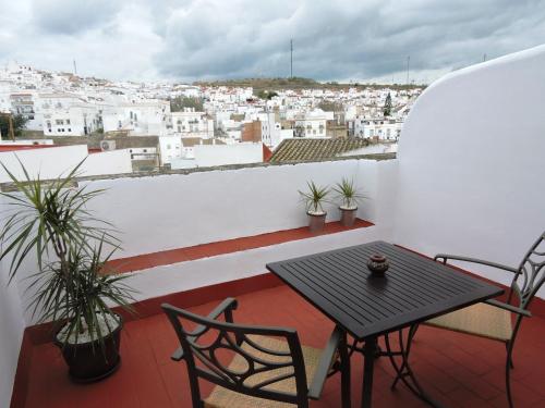 Hotel La Fonda del Califa Stop at Hotel La Fonda to discover the wonders of Arcos De La Frontera. Featuring a complete list of amenities, guests will find their stay at the property a comfortable one. Take advantage of the hot