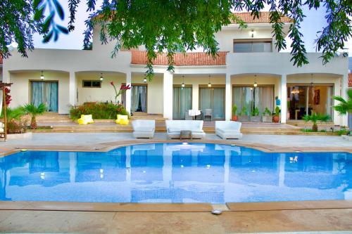 Villa blanche piscine chauffee in Riad Essalam
