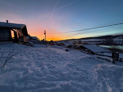 Chalet Charmant rénové au bord du Lac St Point gîte à louer Saint-Point-Lac