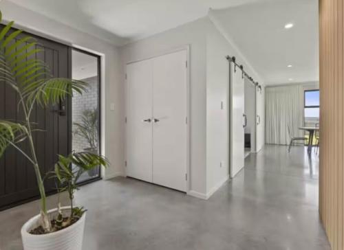 Entrance, Modern and Spacious 4 bedroom Home only 2yo in Omata