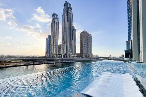 Simply Comfort Vacation Homes Rental in Missoni Top Floor with Sea, Canal and Burj Khalifa Views, Dubái