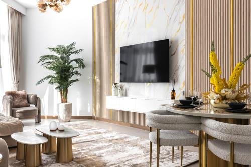 Luxury Top Floor Apt with Sea & Burj Khalifa View - image 2