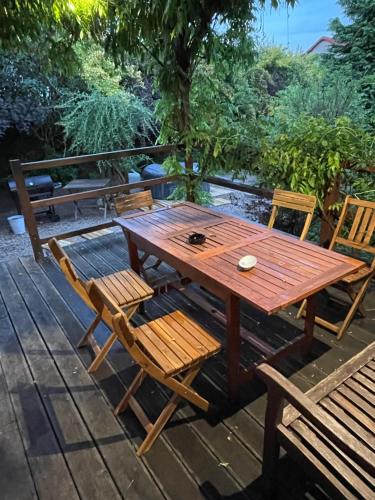 Uroczy dom i bezpłatny parking (Uroczy dom i bezplatny parking) in Chrosna