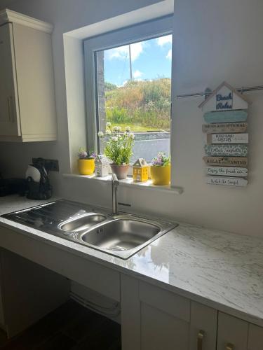 virtuve, Teach Susie Portnoo Accessible Holiday Home with Assistive Equipment in Lettermacaward