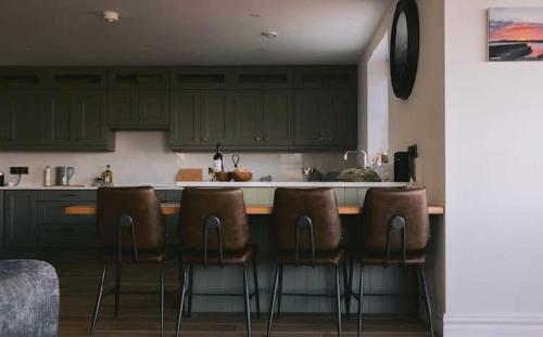 virtuve, Teach Susie Portnoo Accessible Holiday Home with Assistive Equipment in Lettermacaward
