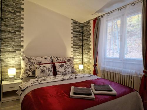 1 queen bed, 1 twin bed, 1 sofa bed