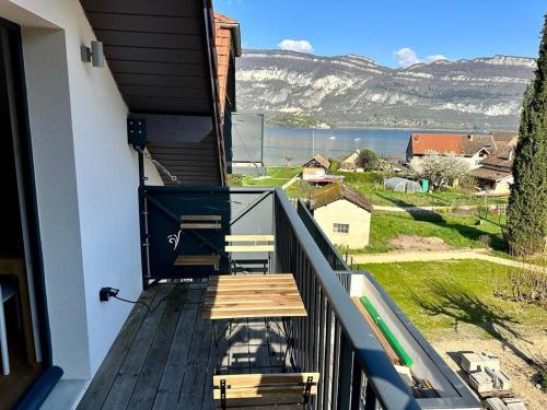 A környék, Appartement, 20m du lac Conjux, vue lac in Conjux