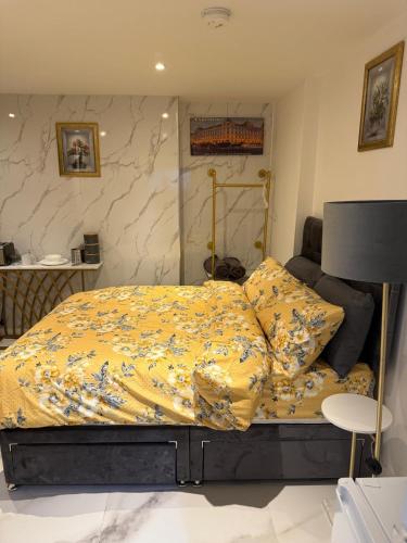 Luxury Studio in Victoria, 7 minutes walk to Victoria Station, Room 1, London