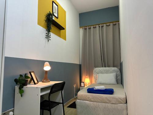 Partition Room with window In Barsha Near Metro, Дубай