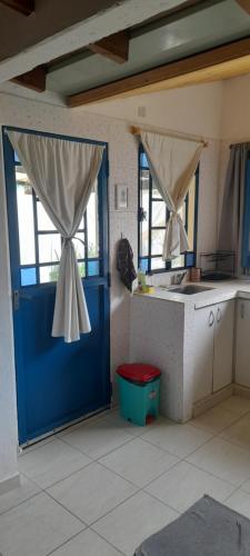 Casa con pileta, jardín, cochera y parrilla en Chascomús. Capac. 4 personas