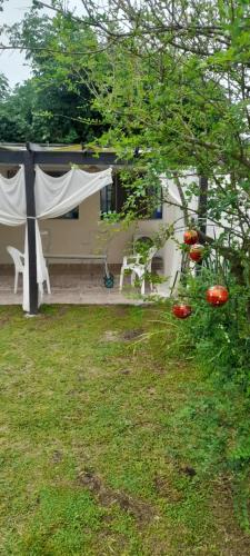 Casa con pileta, jardín, cochera y parrilla en Chascomús. Capac. 4 personas
