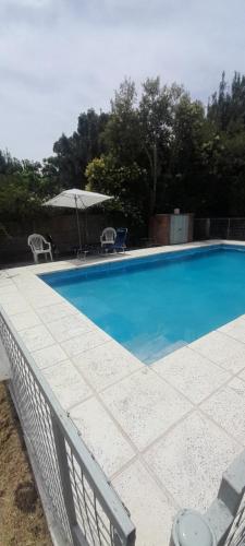 Casa con pileta, jardín, cochera y parrilla en Chascomús. Capac. 4 personas