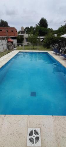 Casa con pileta, jardín, cochera y parrilla en Chascomús. Capac. 4 personas