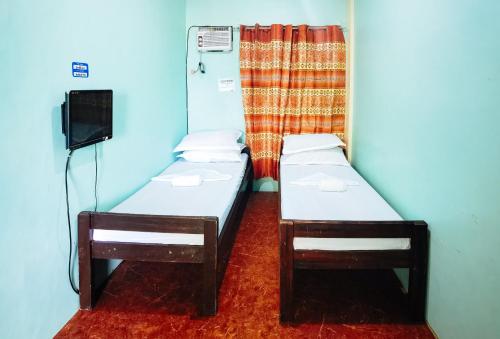 2 twin beds