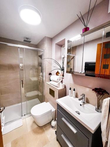 Serene walk to cathedral, restaurants