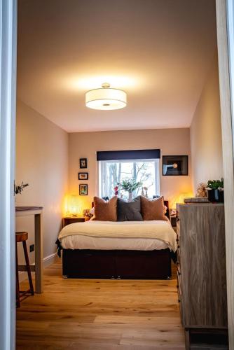 Serene walk to cathedral, restaurants