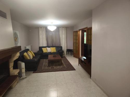 MAISON Aéroport CDG Parc des expos Villepinte Bourget Astérix (MAISON Aeroport CDG Parc des expos Villepinte Bourget Asterix) in Goussainville