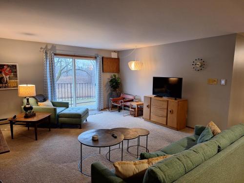 2 Bed 1 Bath - West Bend, WI in Lääne Bend (WI)