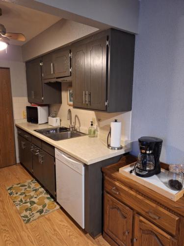 2 Bed 1 Bath - West Bend, WI in Lääne Bend (WI)