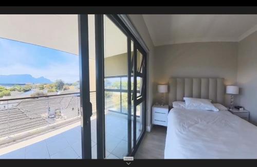 Immaculate 2-Bed Apartment in Cape Town - image 11