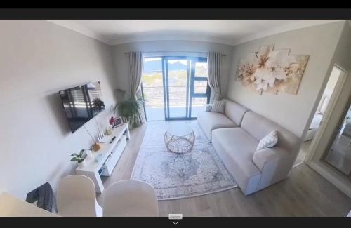 Immaculate 2-Bed Apartment in Cape Town - image 8