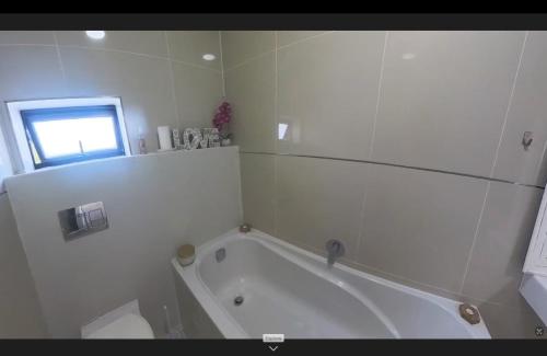 Immaculate 2-Bed Apartment in Cape Town - main image