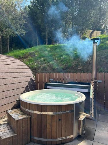 Karstais baseins, Gortin Glen Glamping in Plumb Bridge