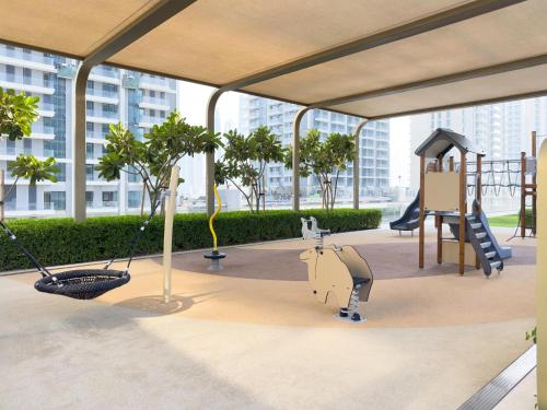 Exclusive Beachfront 2 Bed with Pool & Palm View
