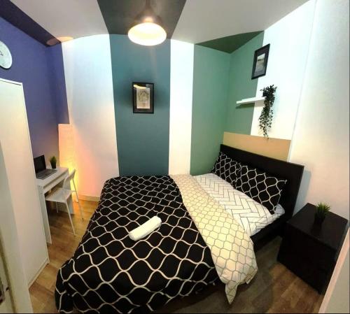 Twin Bed Partition Room Near ICM Metro, Dubái