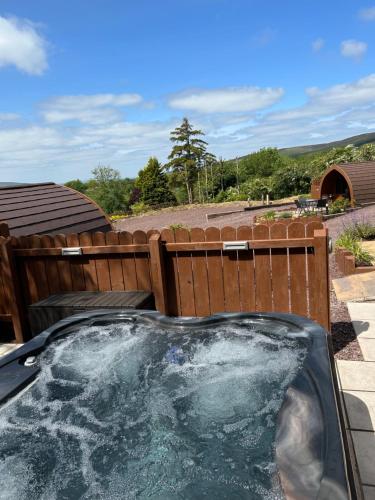Karstais baseins, Gortin Glen Glamping in Plumb Bridge