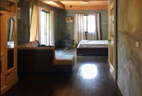 RedDoorz Hostel @ Madrias Pension House Isabela in イラガン