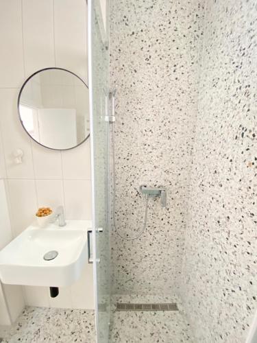 City center salon-style apartment free parking