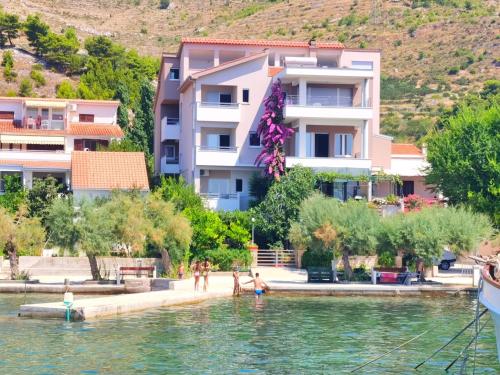 Duplex Apartment for 10 persons, first row by the sea, Beach House Ana - Location saisonnière - Duće