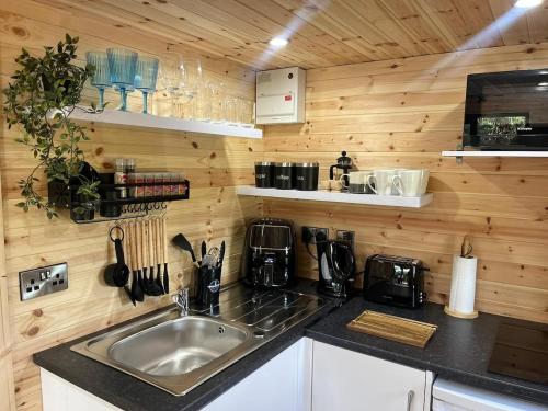 Fiadh Rua Cabin - with Private Outdoor Hottub Pet Friendly in Tullaghan