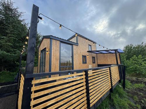Fiadh Rua Cabin - with Private Outdoor Hottub Pet Friendly in Tullaghan
