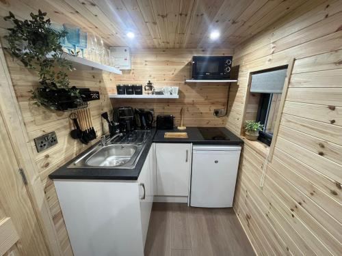 Fiadh Rua Cabin - with Private Outdoor Hottub Pet Friendly in Tullaghan