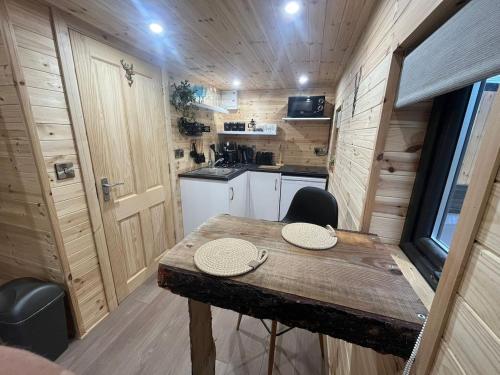 Fiadh Rua Cabin - with Private Outdoor Hottub Pet Friendly in Tullaghan