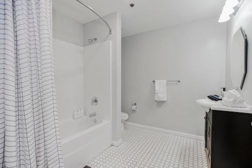 Chic 2BR-Parking, Rooftop,Near Arrowhd & TMobile, Kansas City (foto 5)