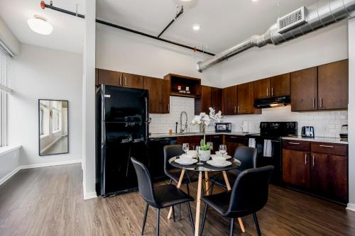 Chic 2BR-Parking, Rooftop,Near Arrowhd & TMobile, Kansas City (foto 4)
