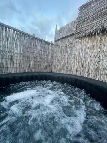 Pezsgőfürdő, Stylisches Apartment mit Dachterrasse und Whirlpool in Gersthofen