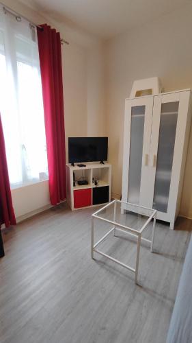 Charming Parisian studio! Room Type - Studio with Sofa Bed