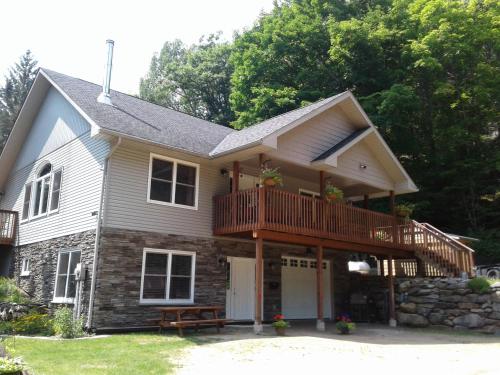 Entrance, Stone Ridge Chalet Bed n Breakfast in Algonquin Highlands (ON)
